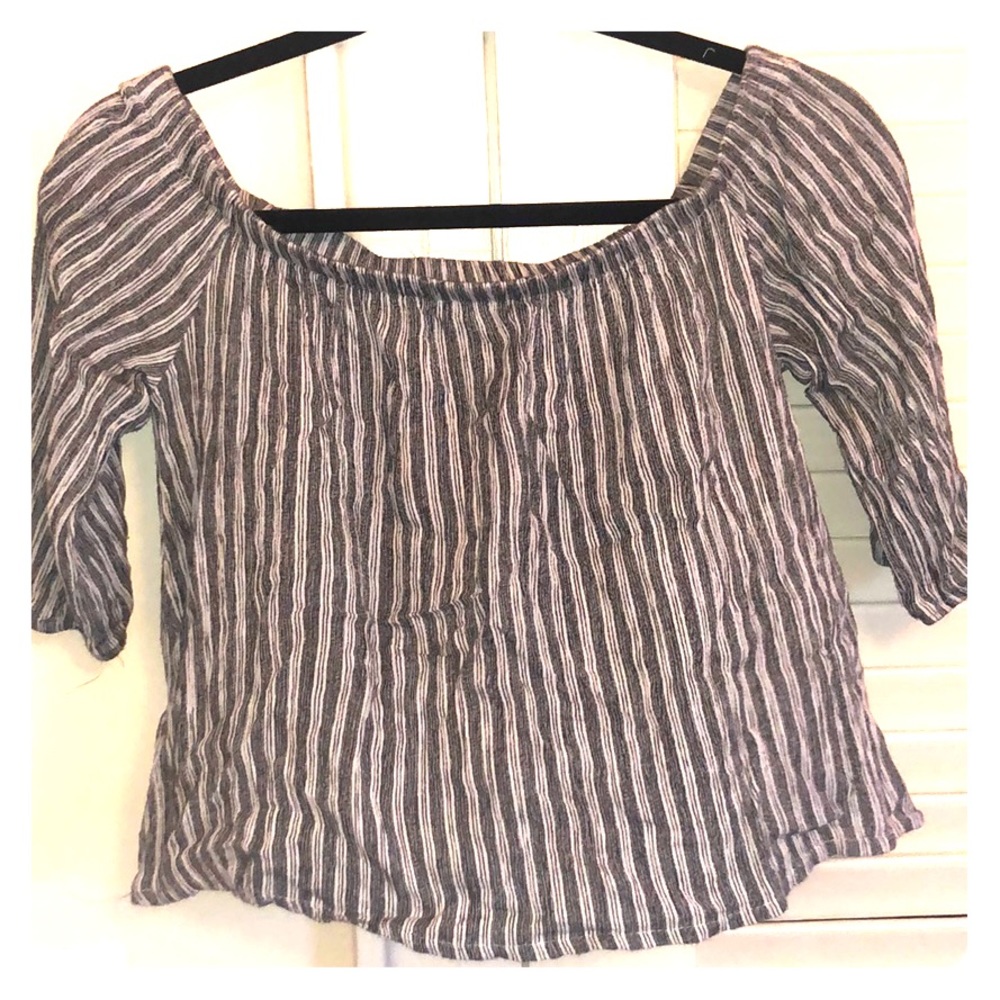 Off the Shoulder Shirt/ Cropped